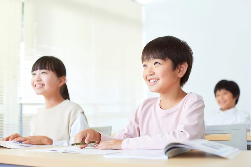 授業を受ける小学生