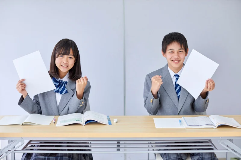 ガッツポーズする生徒
