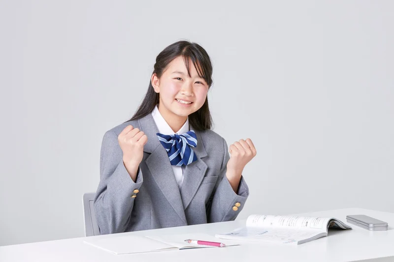 ガッツポーズする女子生徒