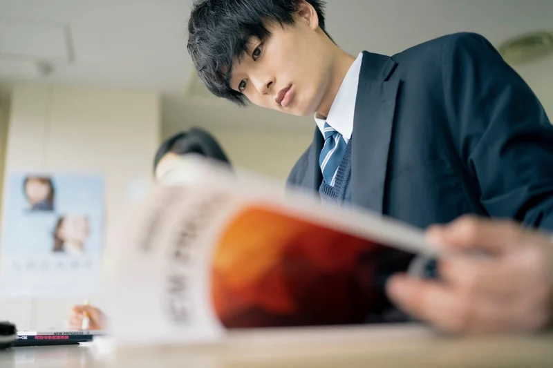 勉強す高校生