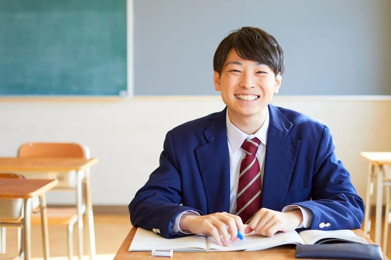 勉強する男子高校生