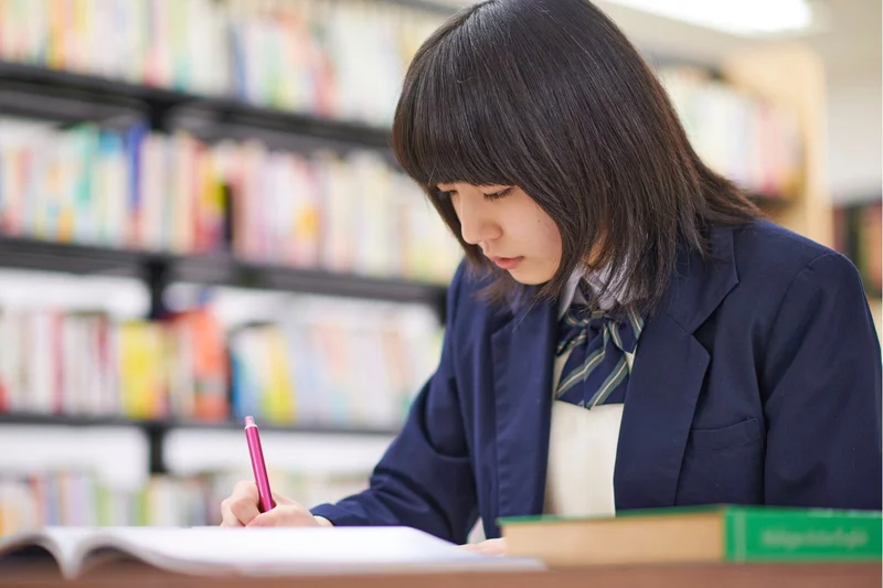 勉強する女子高生