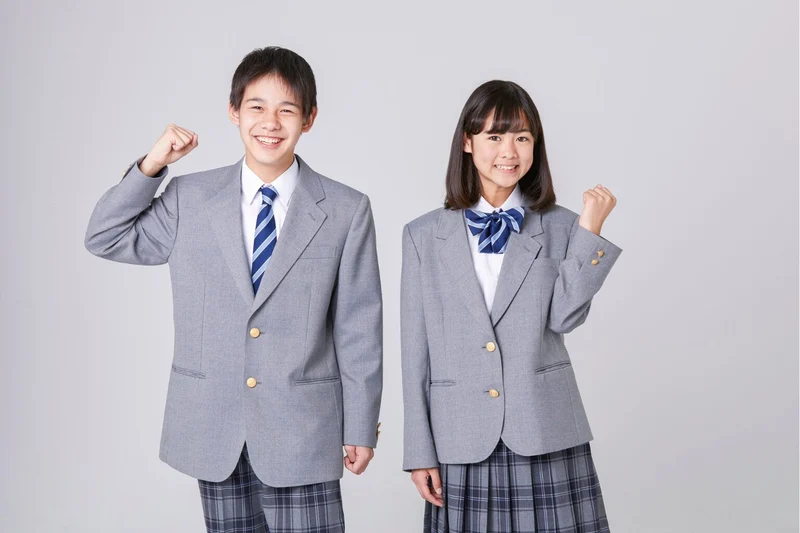 ガッツポーズをする生徒