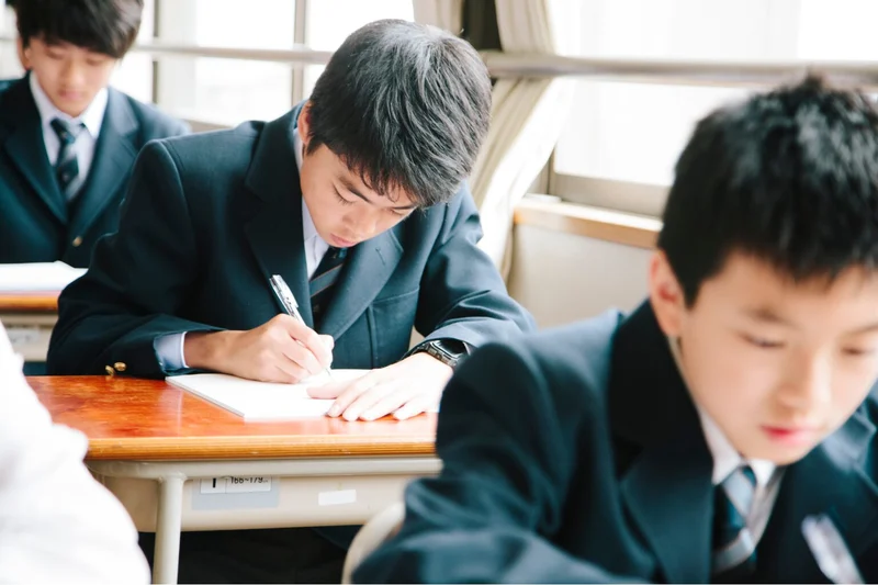 教室で勉強する中学生男子