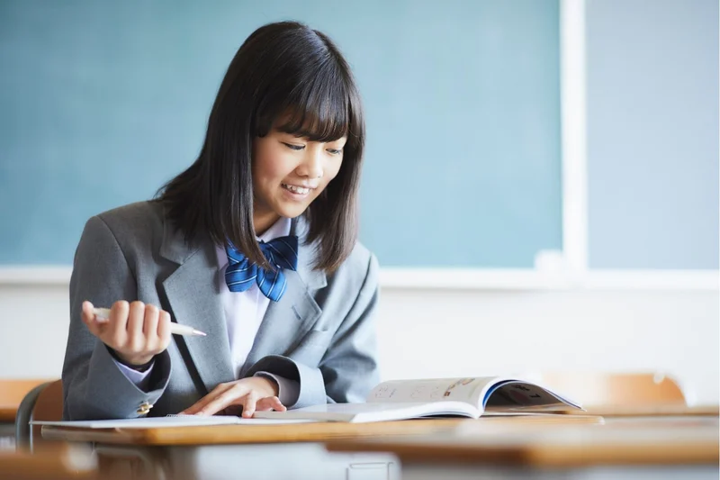 楽しそうに勉強する女子生徒