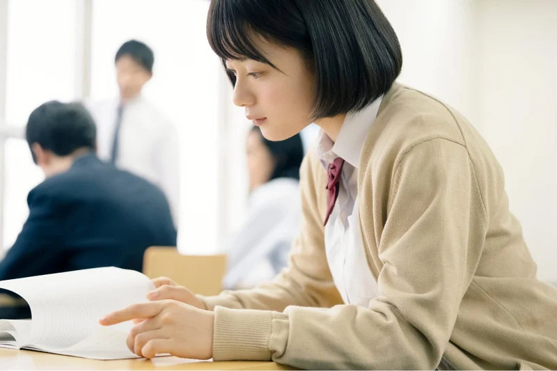 調べ物をする女子高生