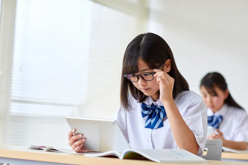 タブレットで勉強する女子中学生