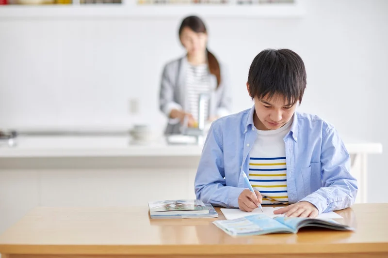 自宅で勉強する男子中学生