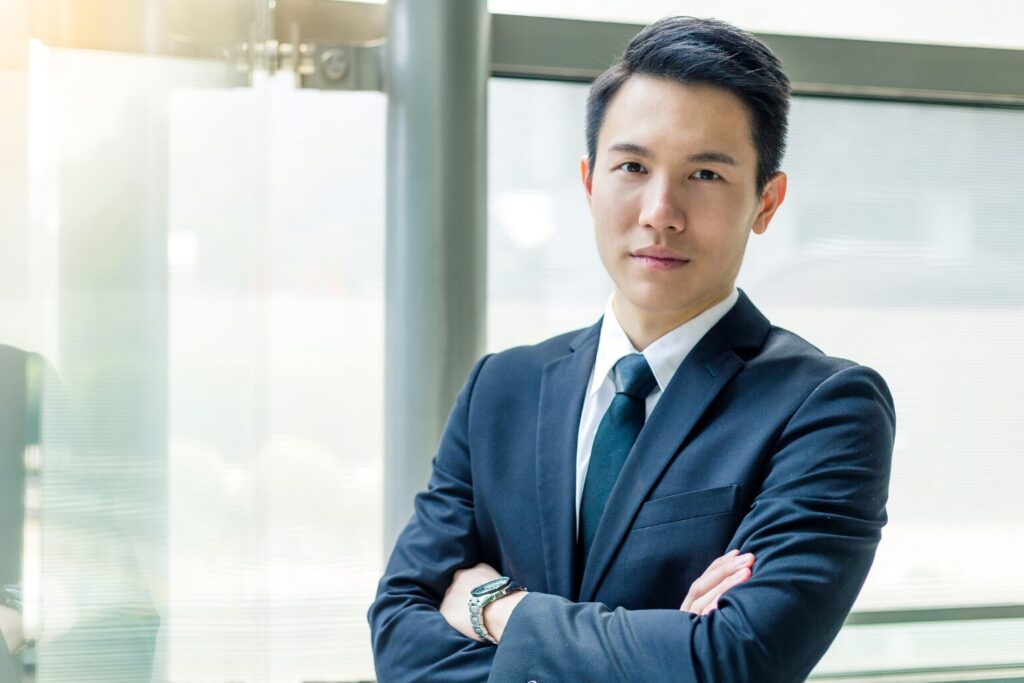 腕を組むビジネスマン