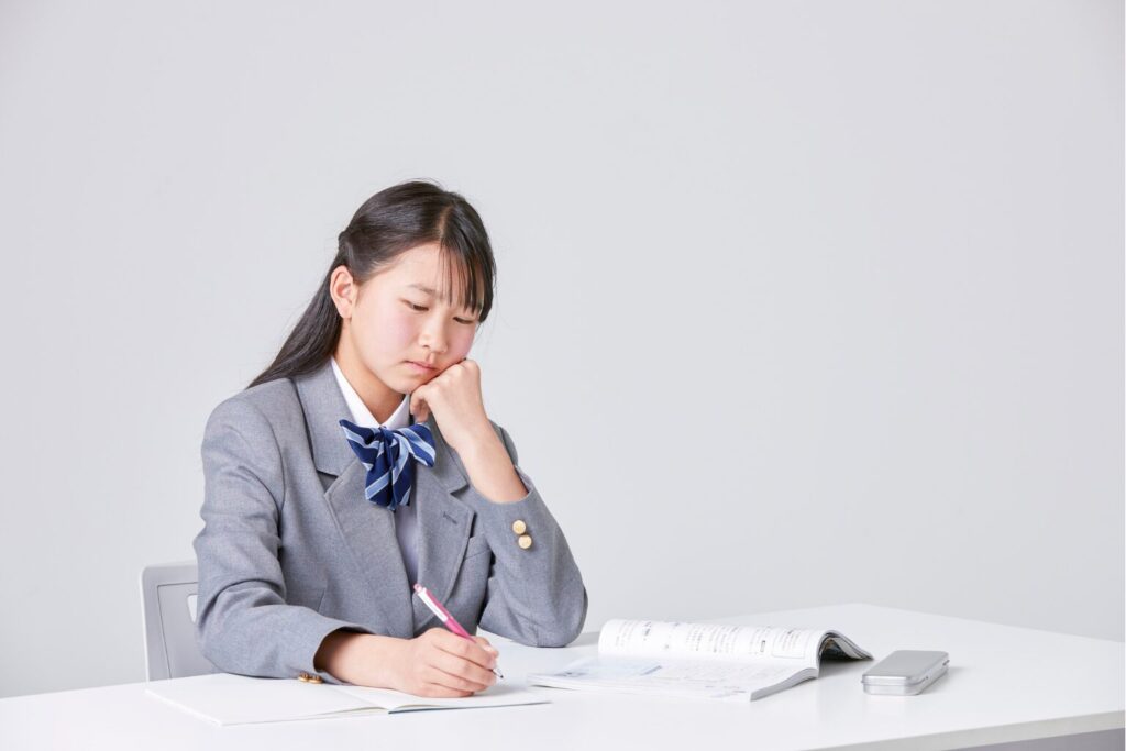 勉強する女子中学生