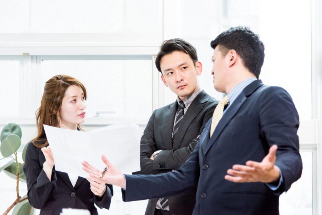 立ちながら会議するビジネスマン