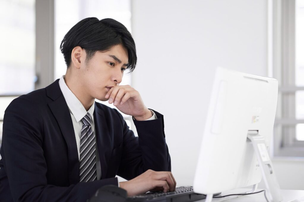 悩んでいるビジネスマン