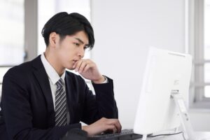 悩んでいるビジネスマン