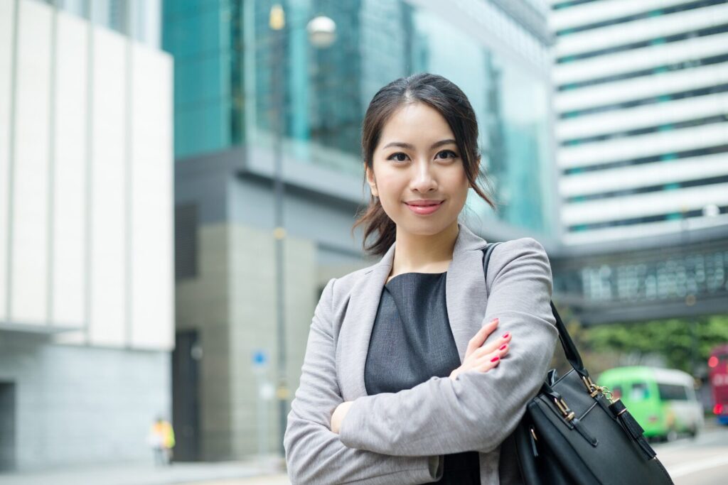 腕組みをしているOL