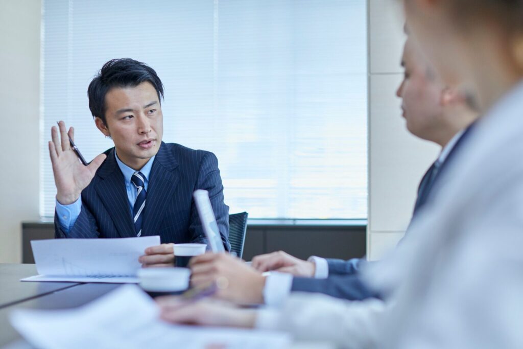 会議している人たち