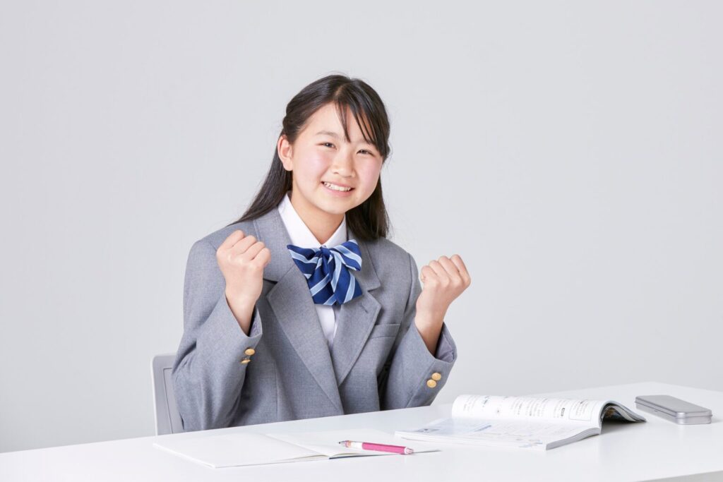 ガッツポーズをする女子生徒