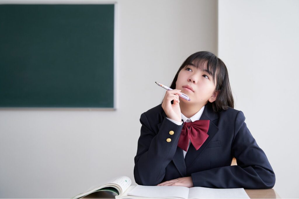 顔を上げて考える女子高生