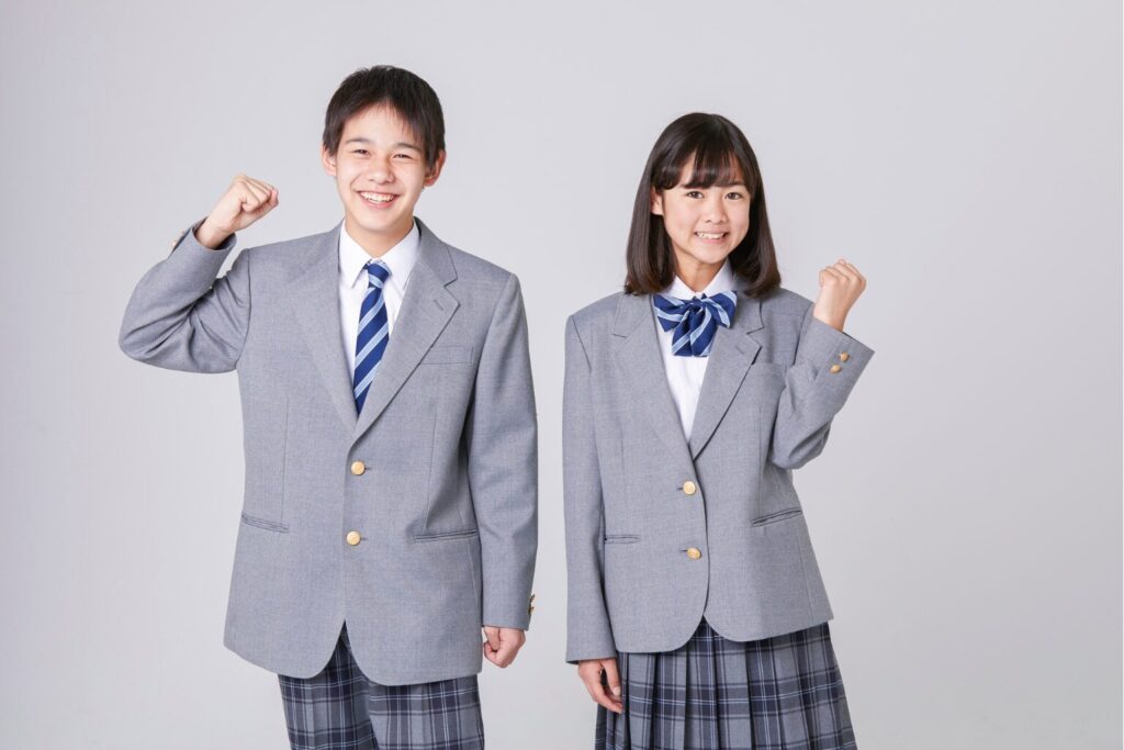 ガッツポーズをする生徒