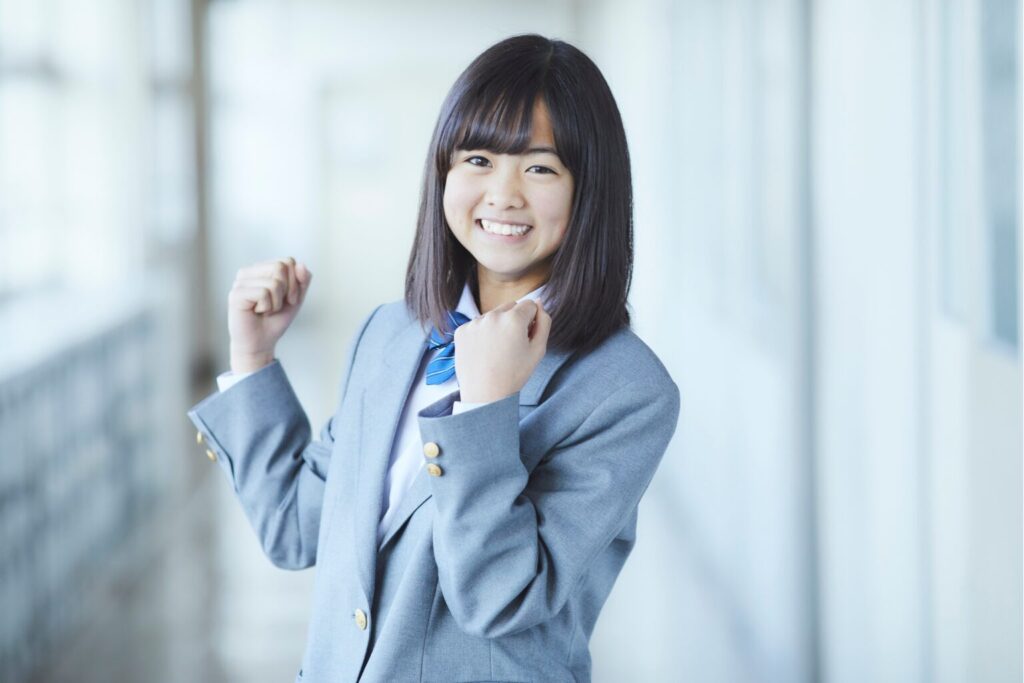 ガッツポーズをする女子生徒