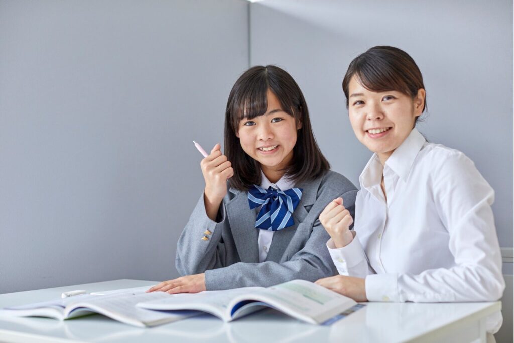 ガッツポーズをする生徒と講師