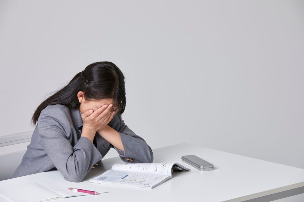 落ち込む女子生徒