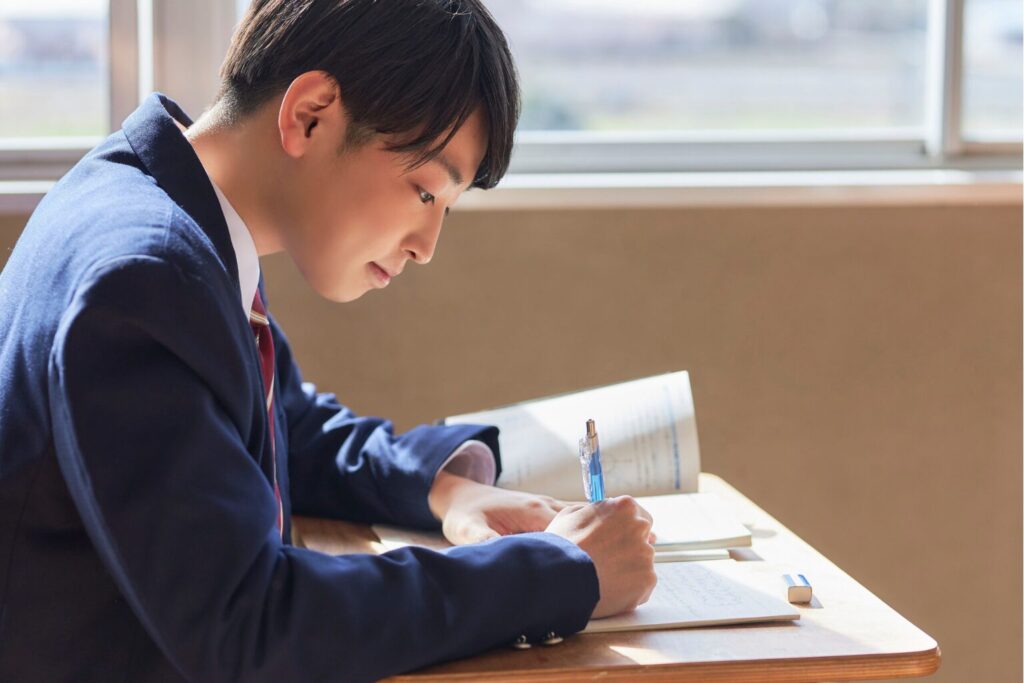 勉強する男子高校生