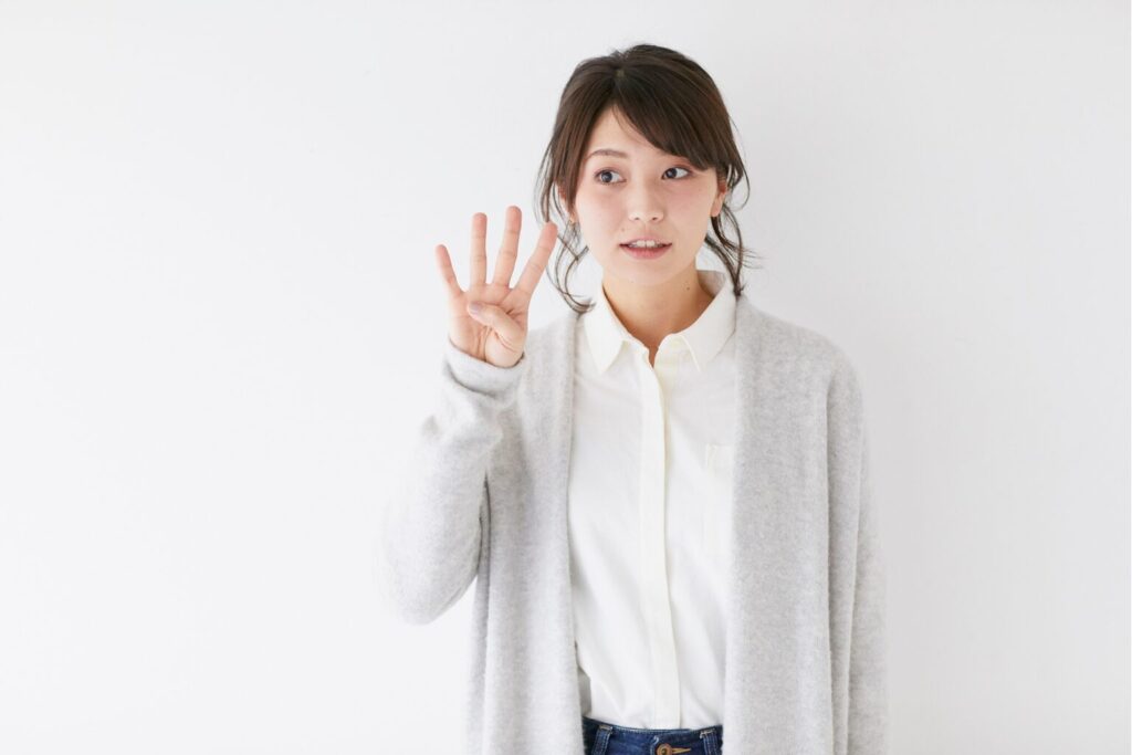 指で数える女性
