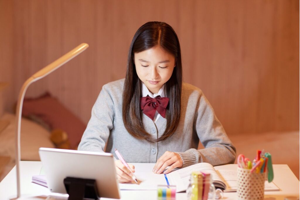 自宅で勉強する女子高生