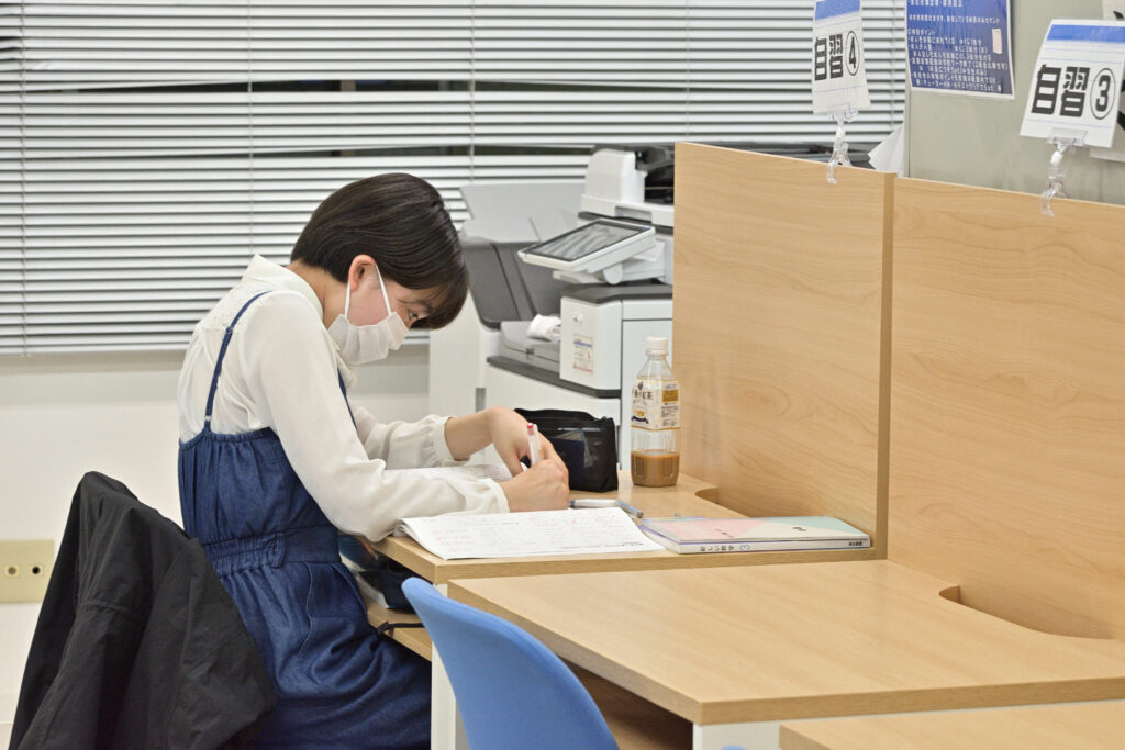 自習する女子生徒