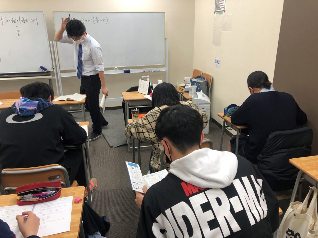 塾長が熱心に集団授業をする様子