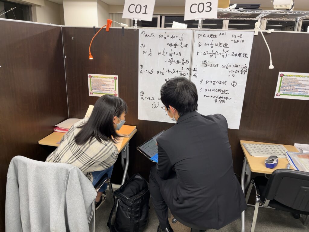 男性講師と女子生徒の個別指導の様子