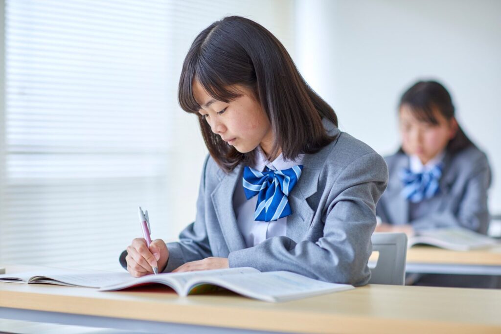 勉強する女子生徒