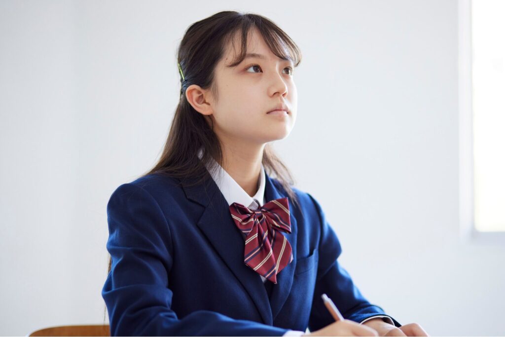 顔を上げて授業を受けている女子生徒