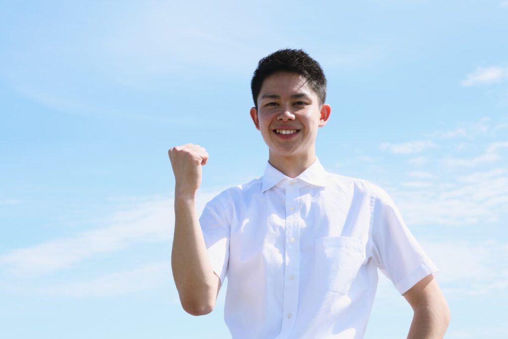 ガッツポーズをする男子生徒