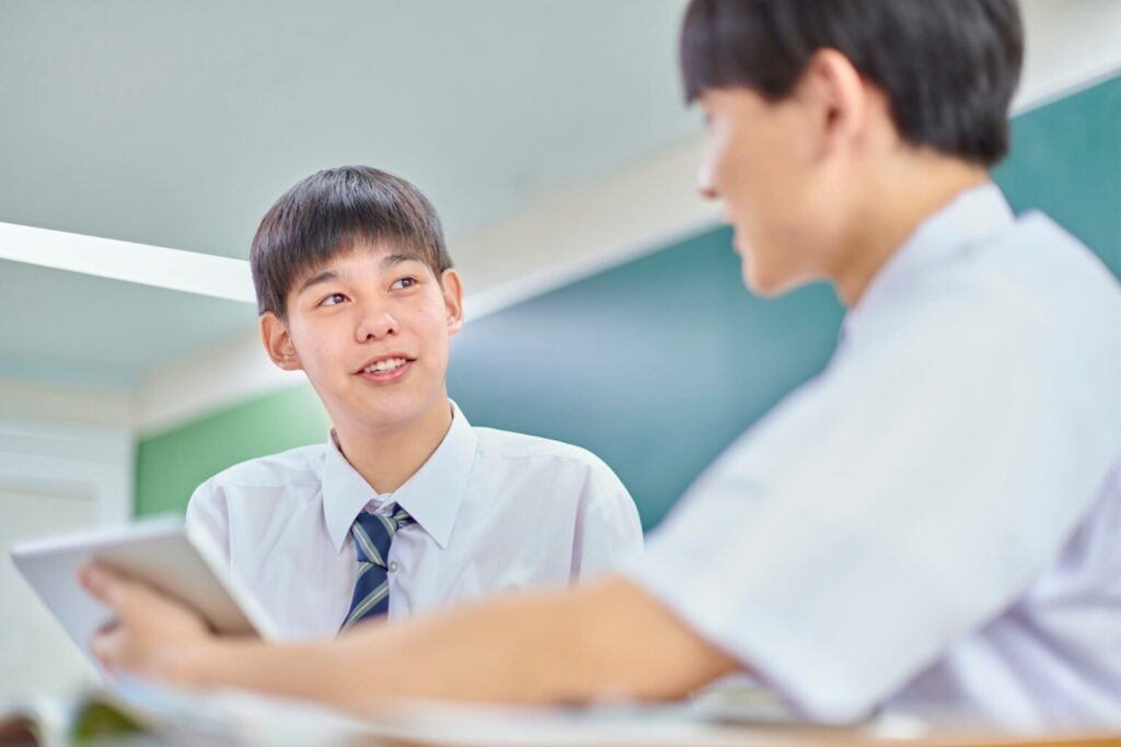 話をしている男子生徒2人