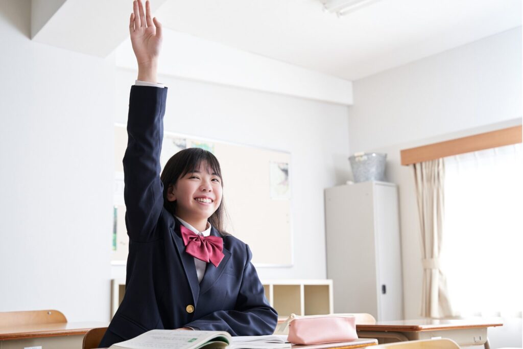 手を挙げる女子生徒