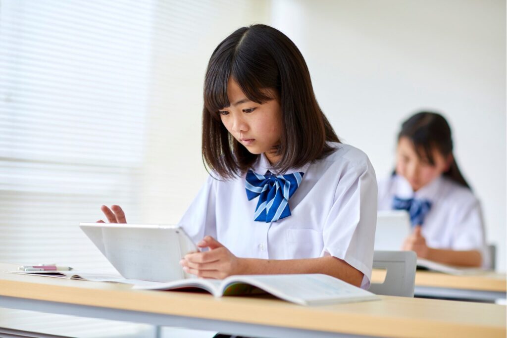 タブレットで調べ物をする女子生徒