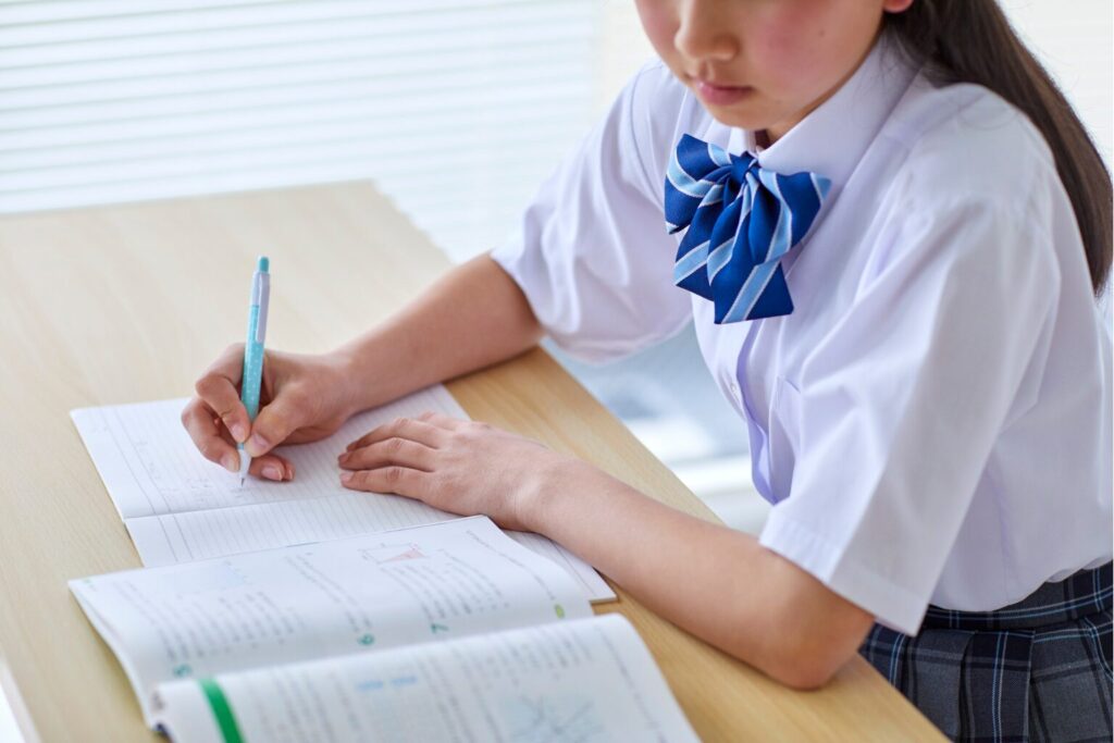 勉強する女子生徒のアップ