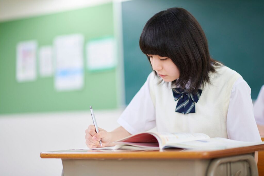 勉強する女子中学生