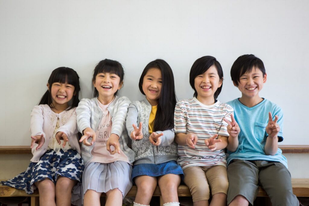ピースをする小学生
