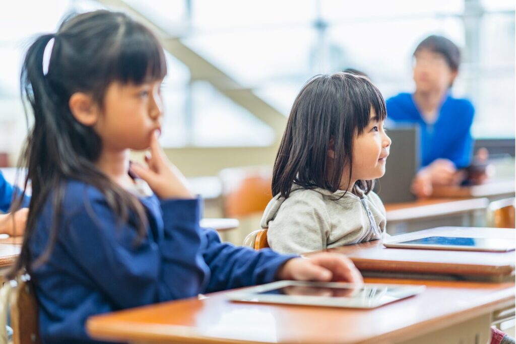授業を受ける小学生の女の子