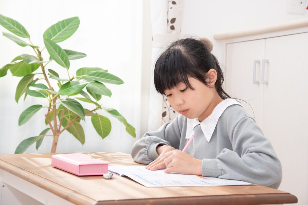 ノートに書き込む女の子