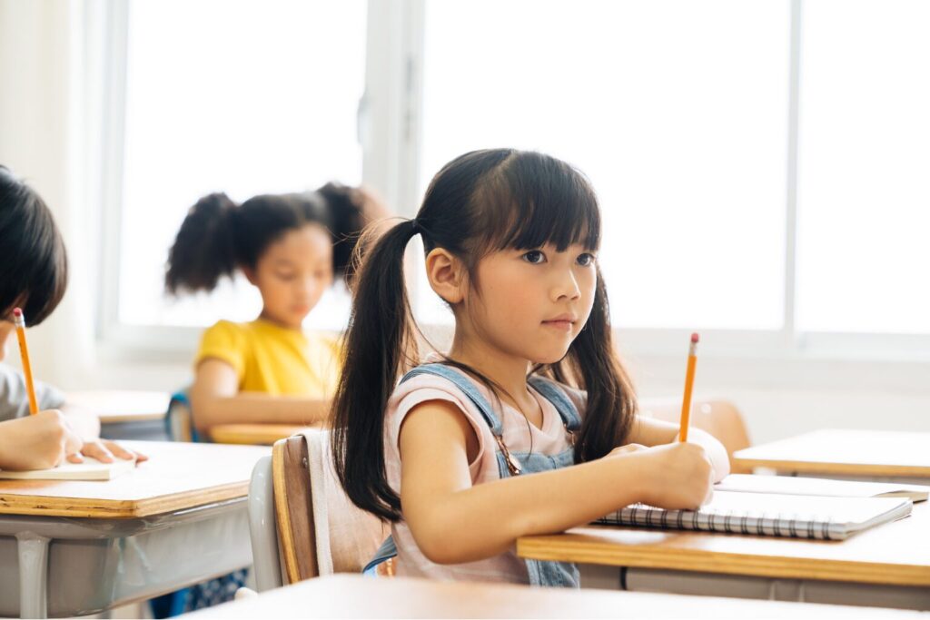 小学生の勉強風景