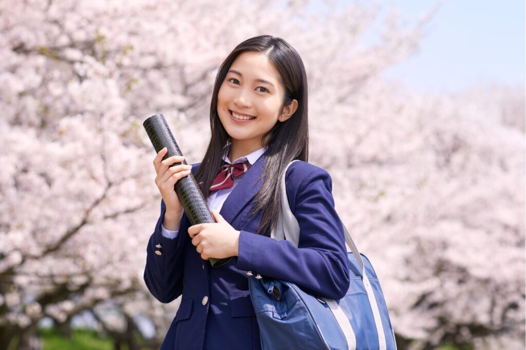 卒業証書を持っている女子高生