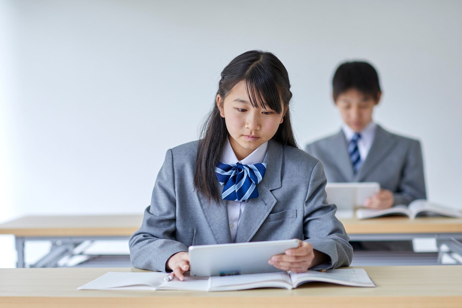 タブレットを使う女子中学生2