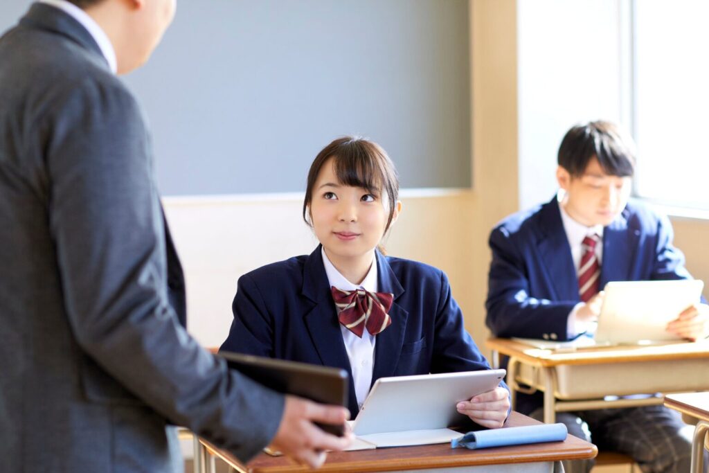 タブレット学習をする高校生