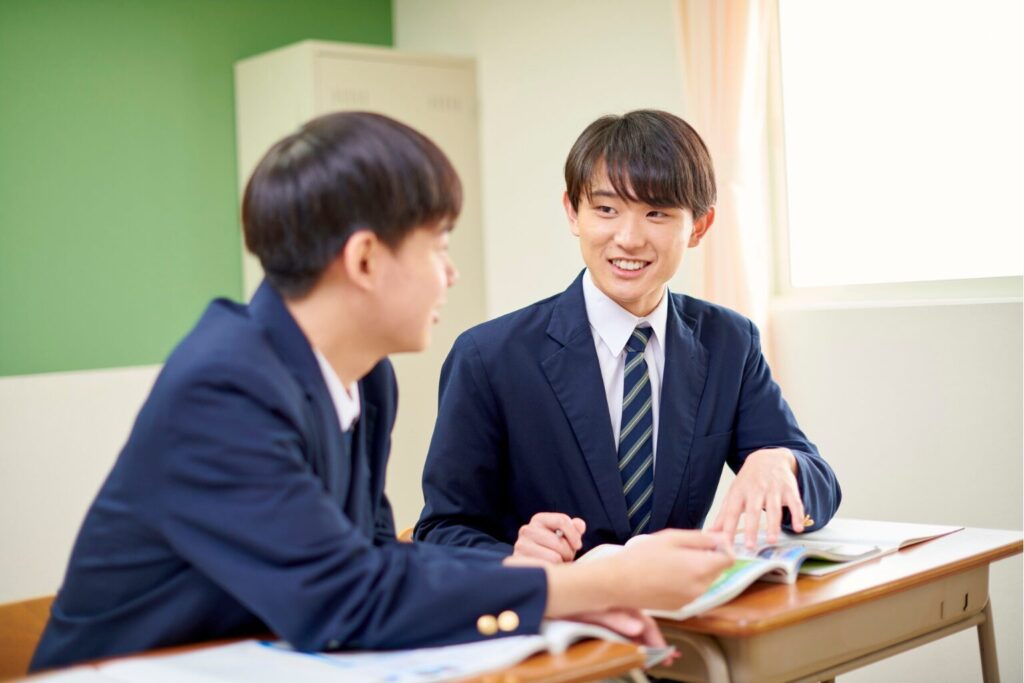 友達と話す高校生