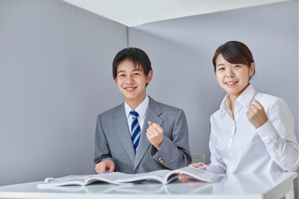 ガッツポーズをする講師と生徒