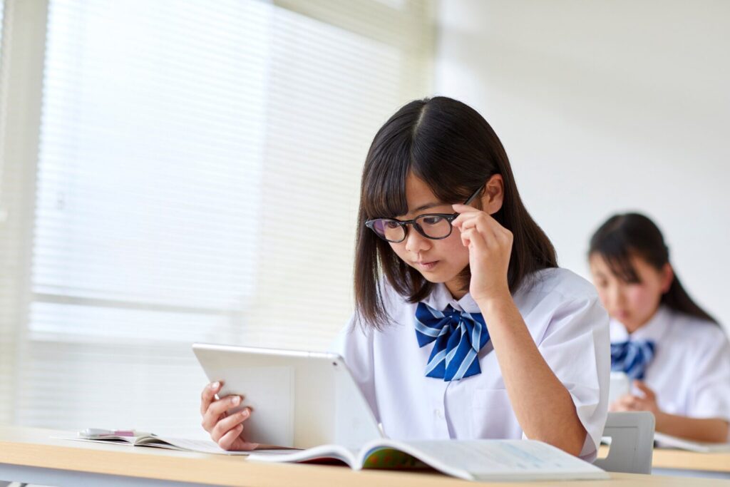 タブレットで勉強する女子中学生
