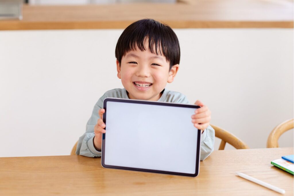 タブレットを持つ小学生